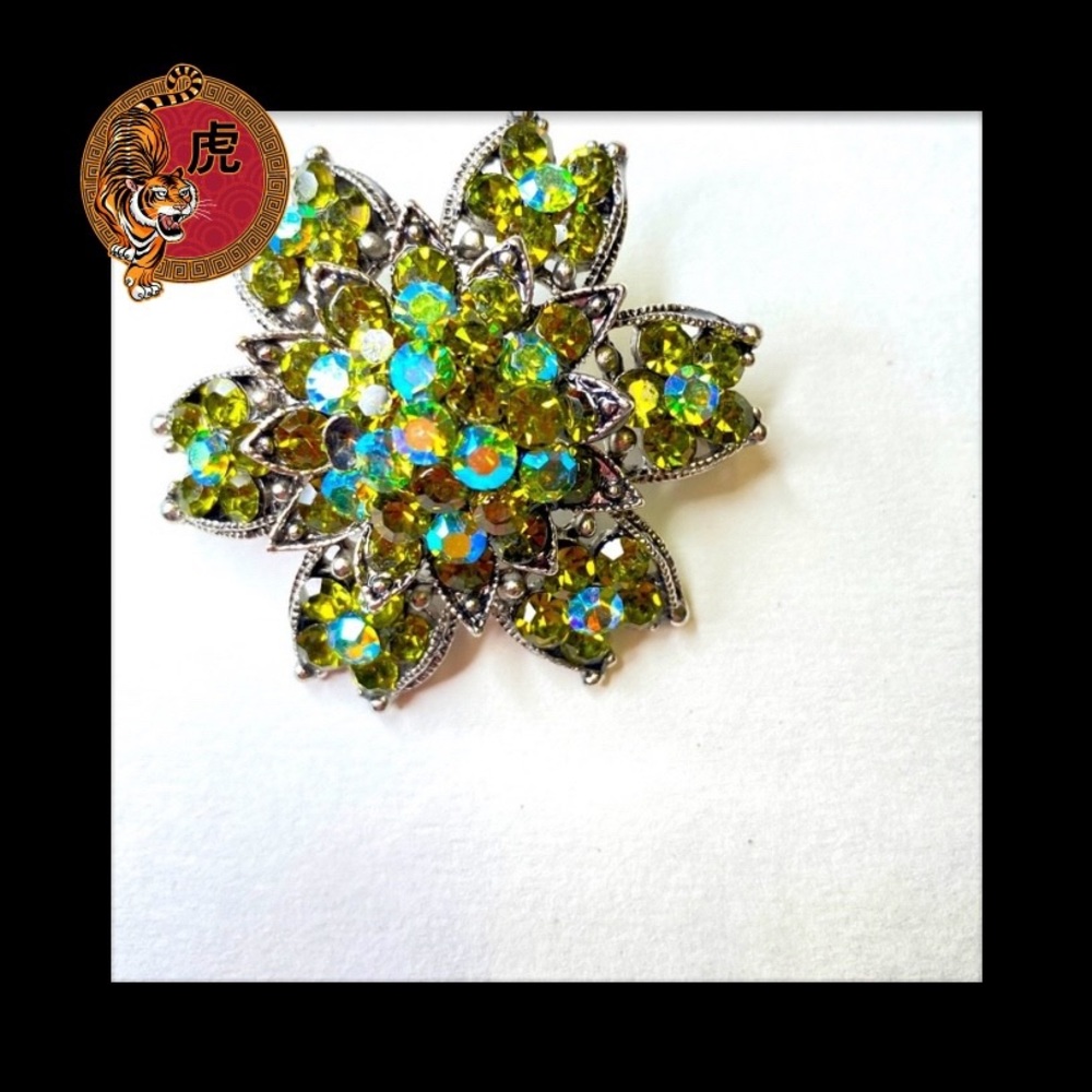 🔴 Vintage Green Aurora Borealis Stone Brooch